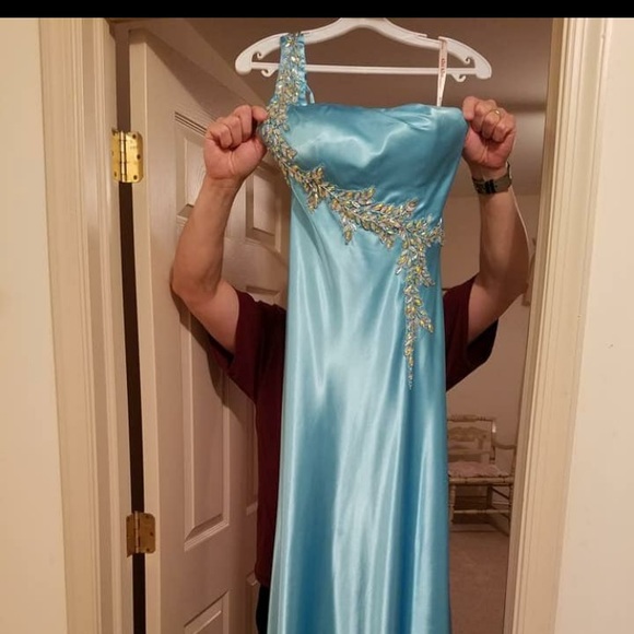 Prom Dresses - Picture 4 of 5